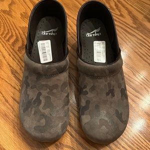Brand New DANSKO Professional Camo Print Suede Clogs, sz 41